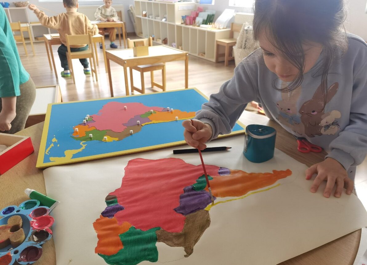 Metoda Montessori — copil concentrat