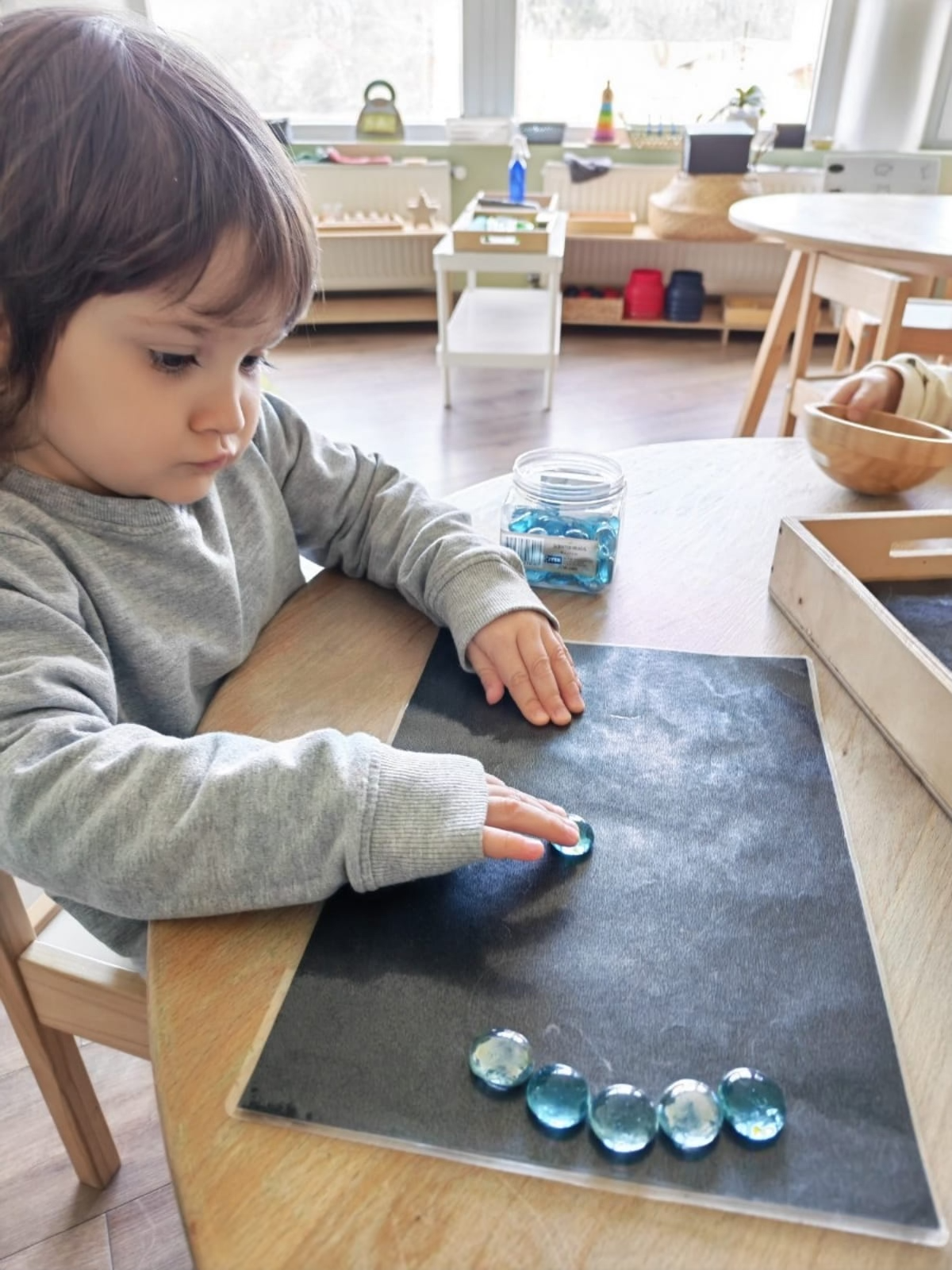 Creșă Montessori – copil explorând materiale