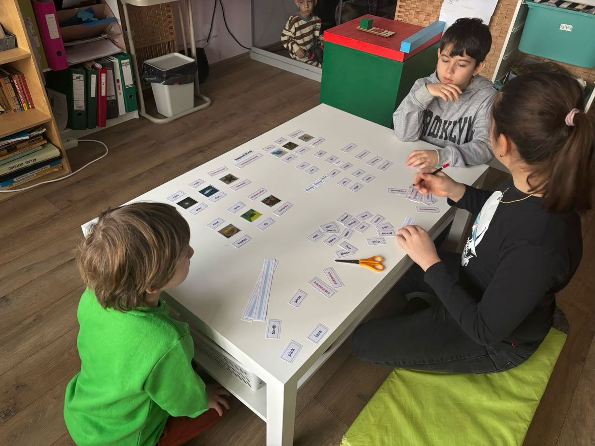 Școală internațională – student cu cărți